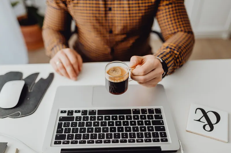 Selbstständige arbeitet im Homeoffice am Schreibtisch